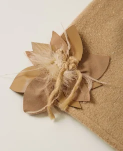 Strickmütze Mit Blumenbrosche