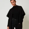 Strickponcho Mit Sticklogo