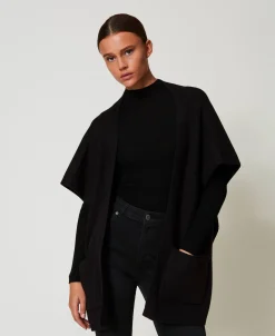 Strickponcho Mit Sticklogo