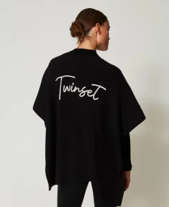 Strickponcho Mit Sticklogo
