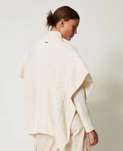 Strickponcho Mit Zopfmuster