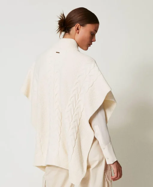 Strickponcho Mit Zopfmuster