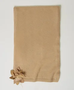 Strickschal Mit Blumenbrosche