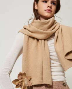 Strickschal Mit Blumenbrosche