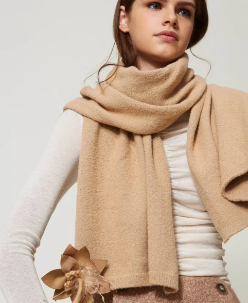 Strickschal Mit Blumenbrosche