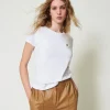 Tailliertes T-Shirt Mit Häkelbrosche