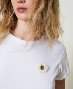 Tailliertes T-Shirt Mit Häkelbrosche